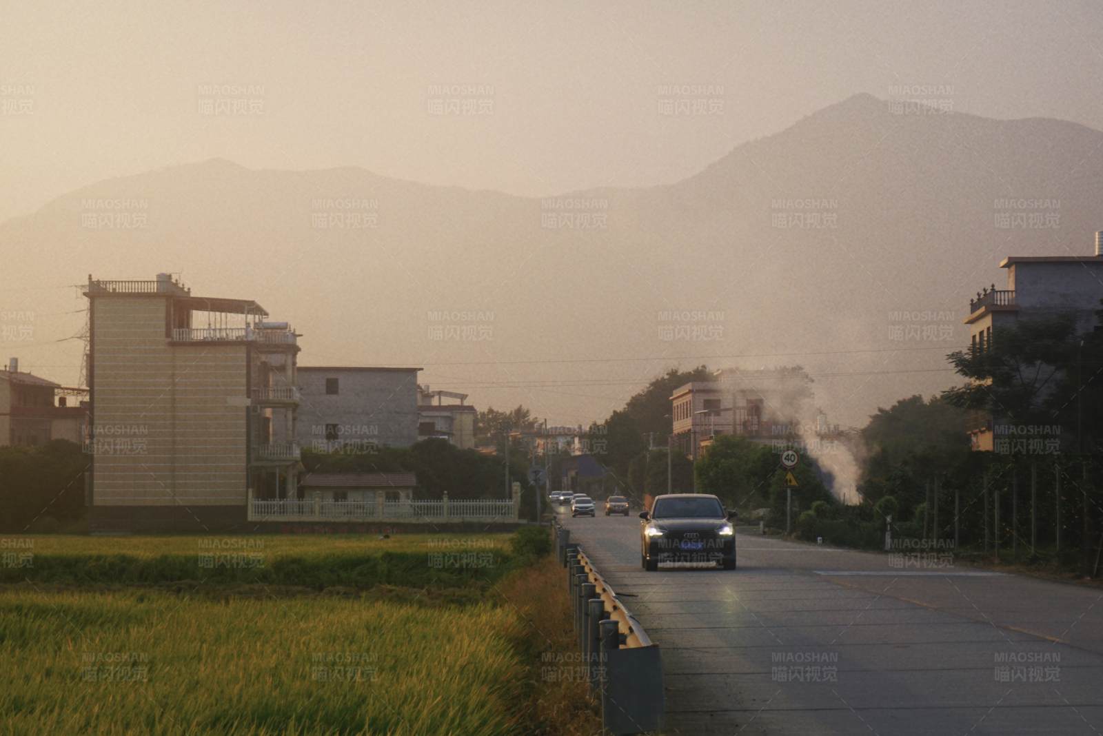 乡村晨曦中的道路图片