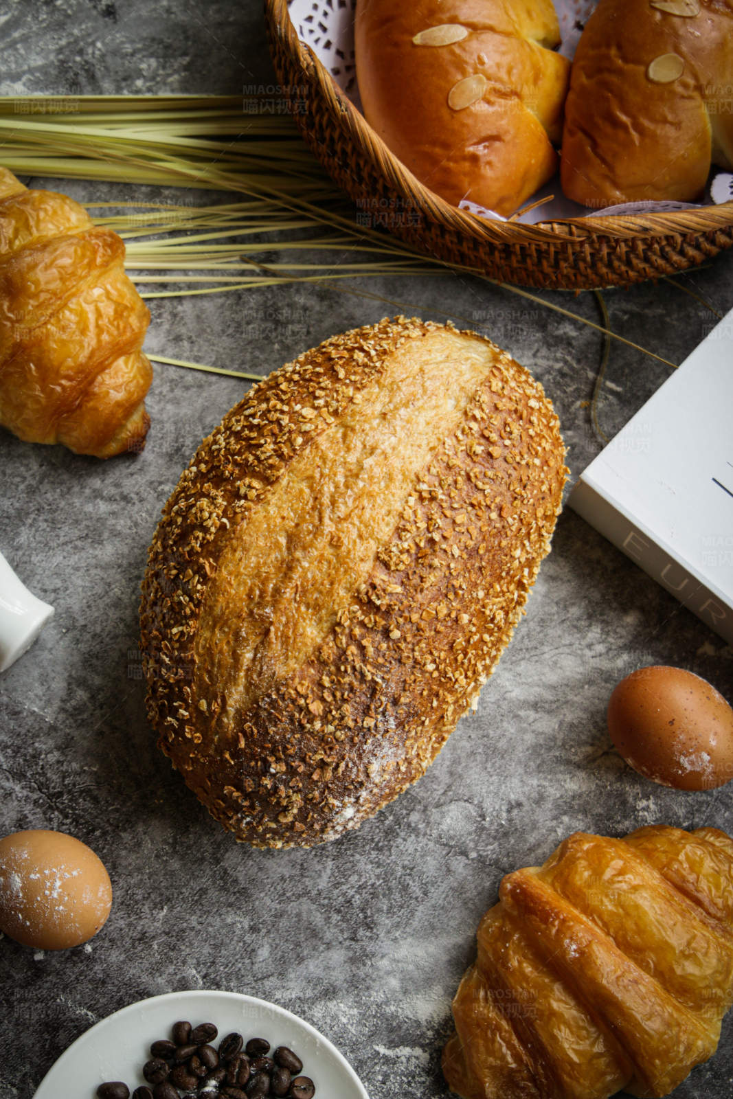 各式面包与鸡蛋的早餐图片