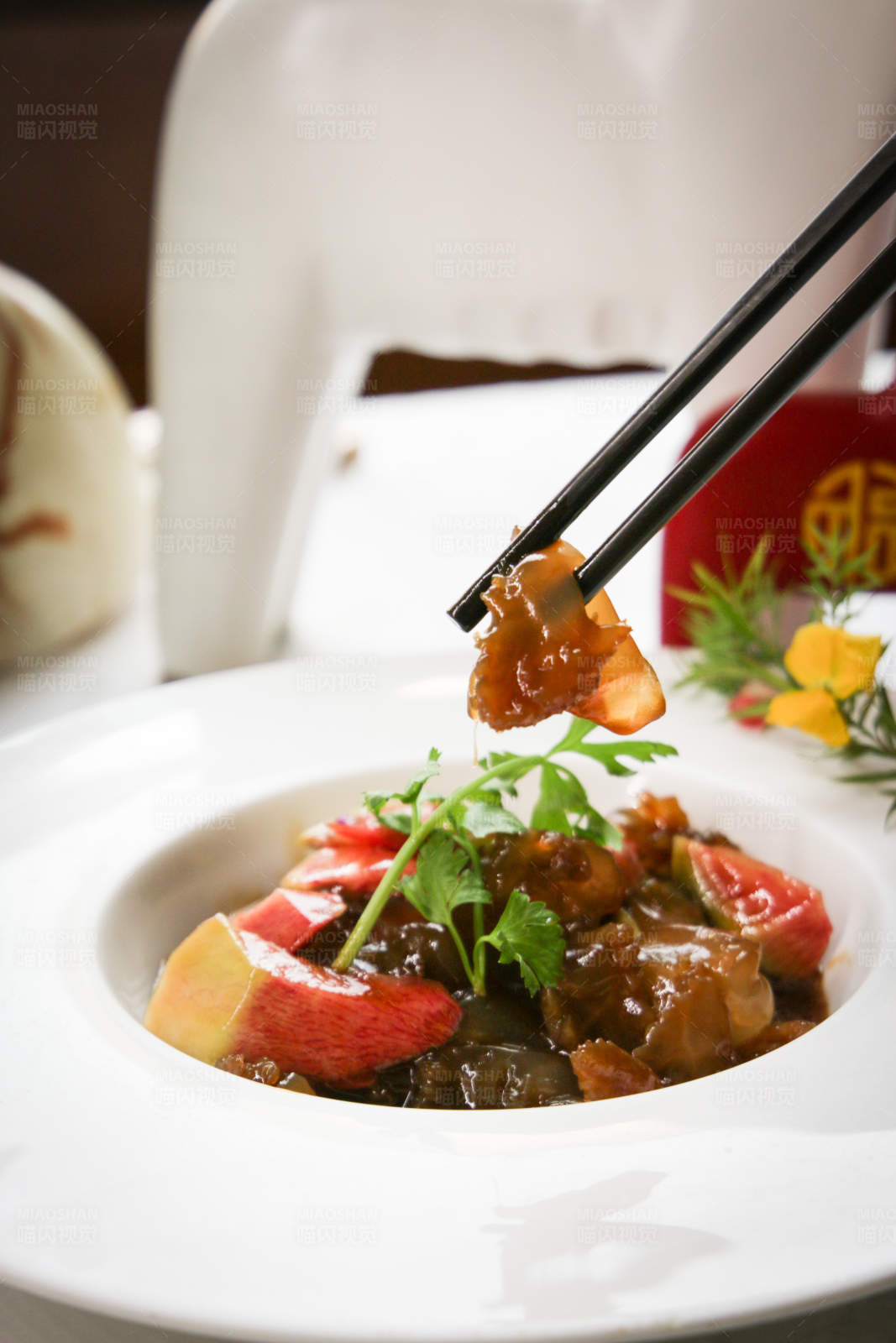 筷子夹起的美味佳肴图片