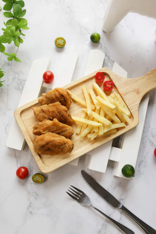 鸡翅薯条美食盘图片