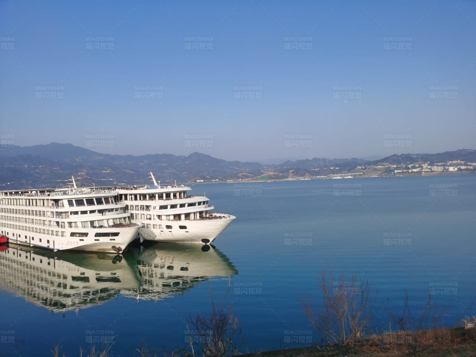 湖畔停泊的游轮图片