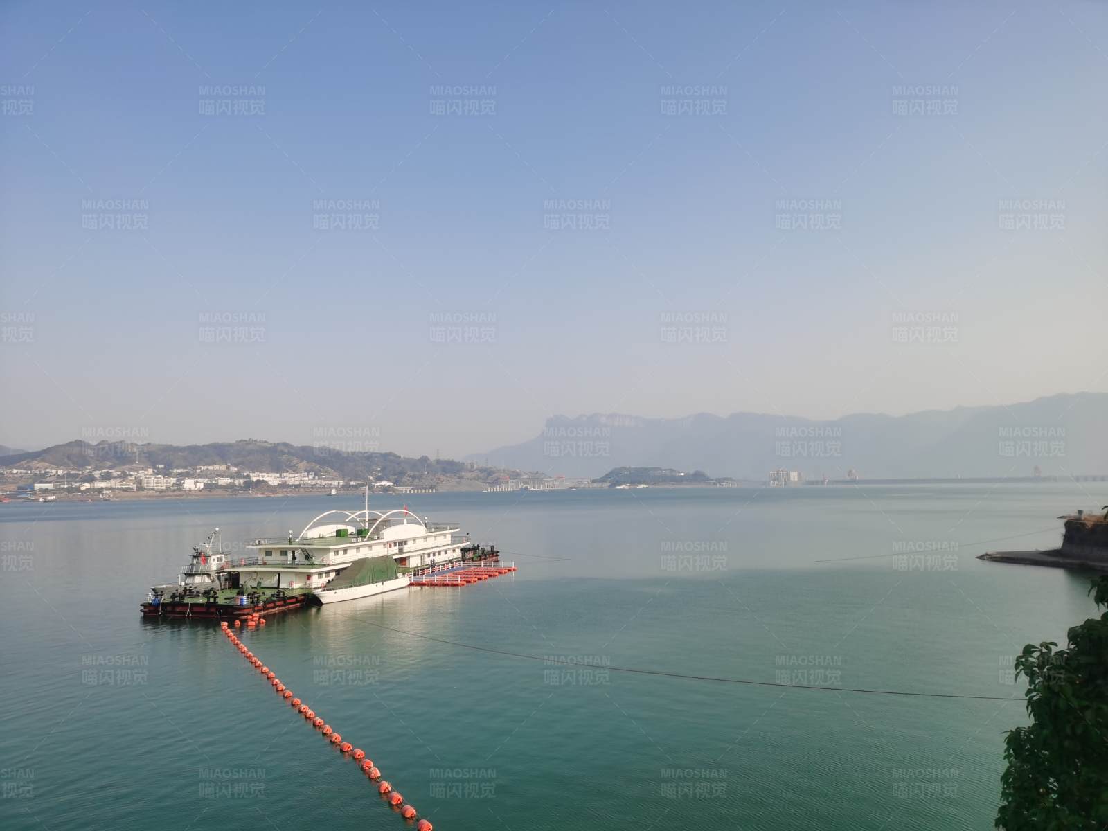 港口停泊的船只图片