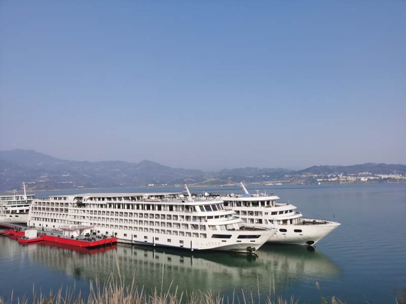 停泊在码头的游轮图片