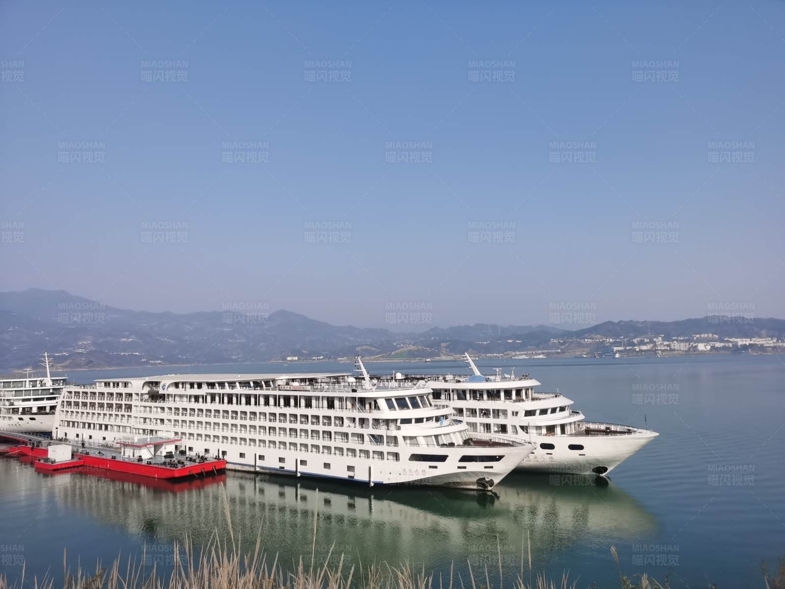 停泊在码头的游轮图片