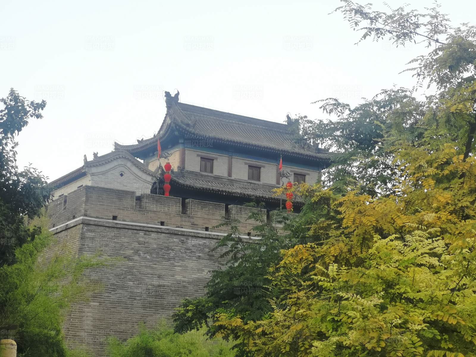 古城墙上的旗帜图片