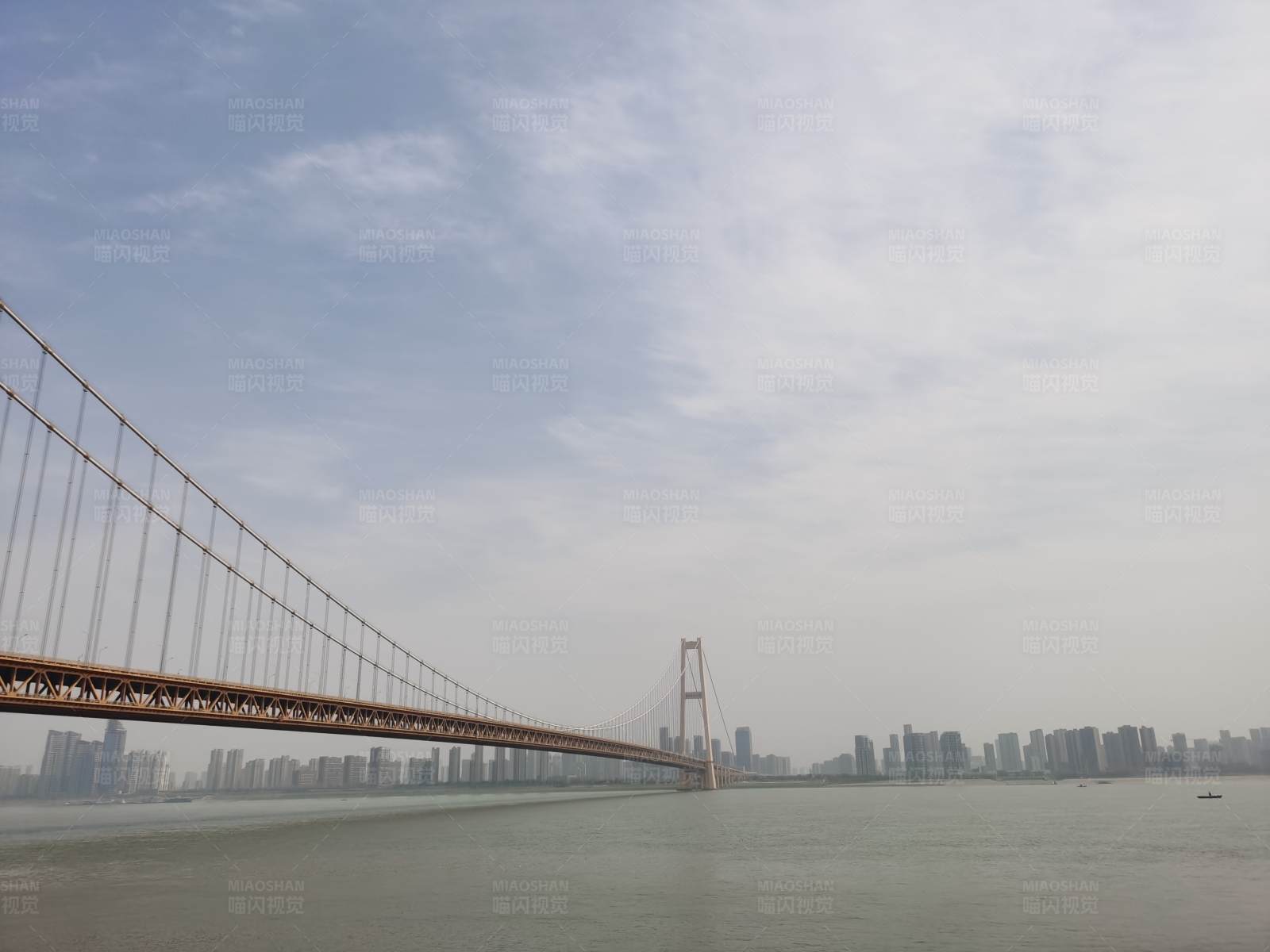 长江大桥横跨天际图片