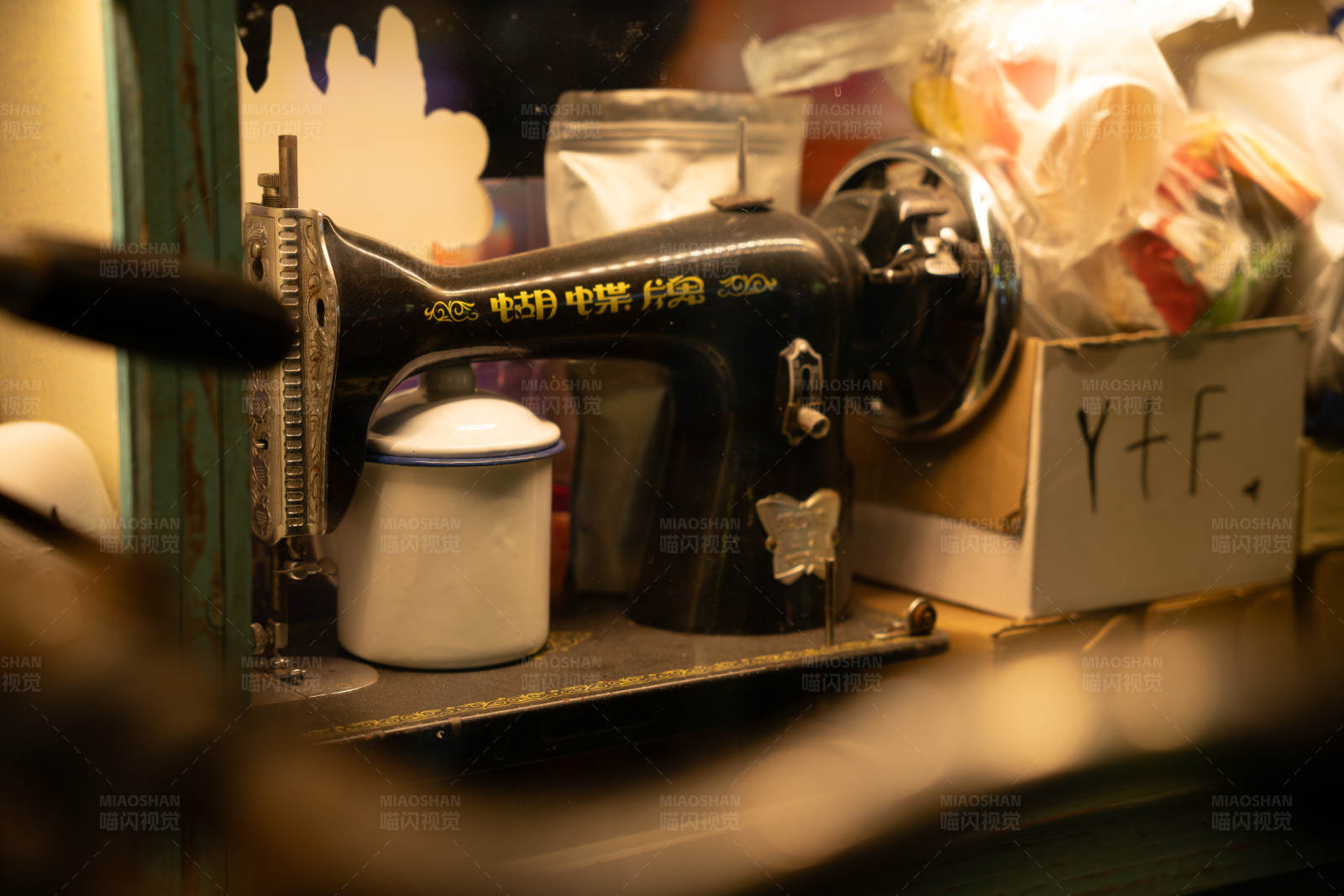 旧式缝纫机的静物图片