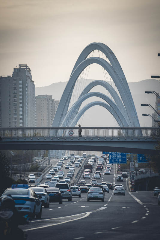 城市桥梁交通繁忙图片