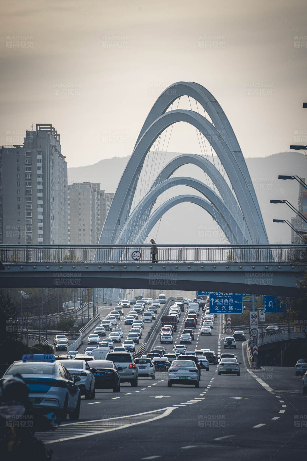 城市桥梁交通繁忙图片
