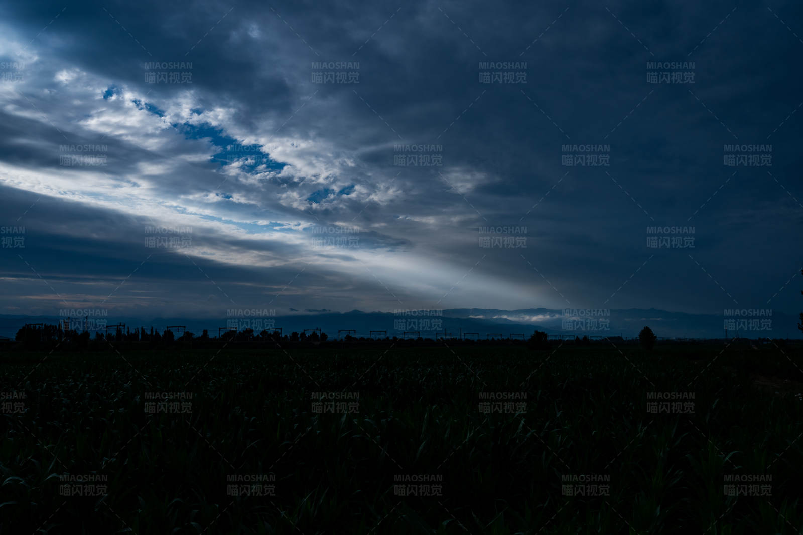 黄昏田野云景图片