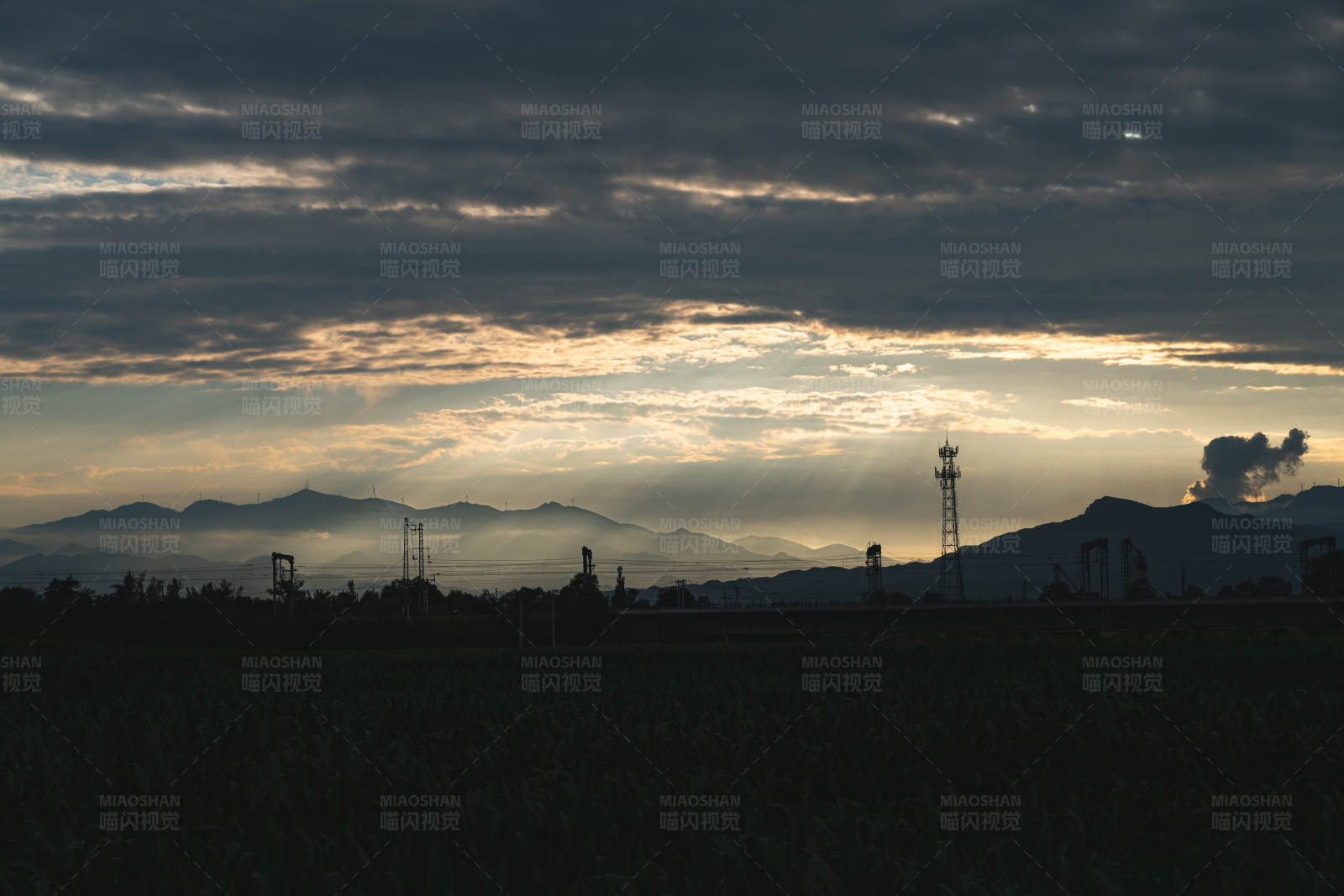 夕阳下的田野与山峦图片