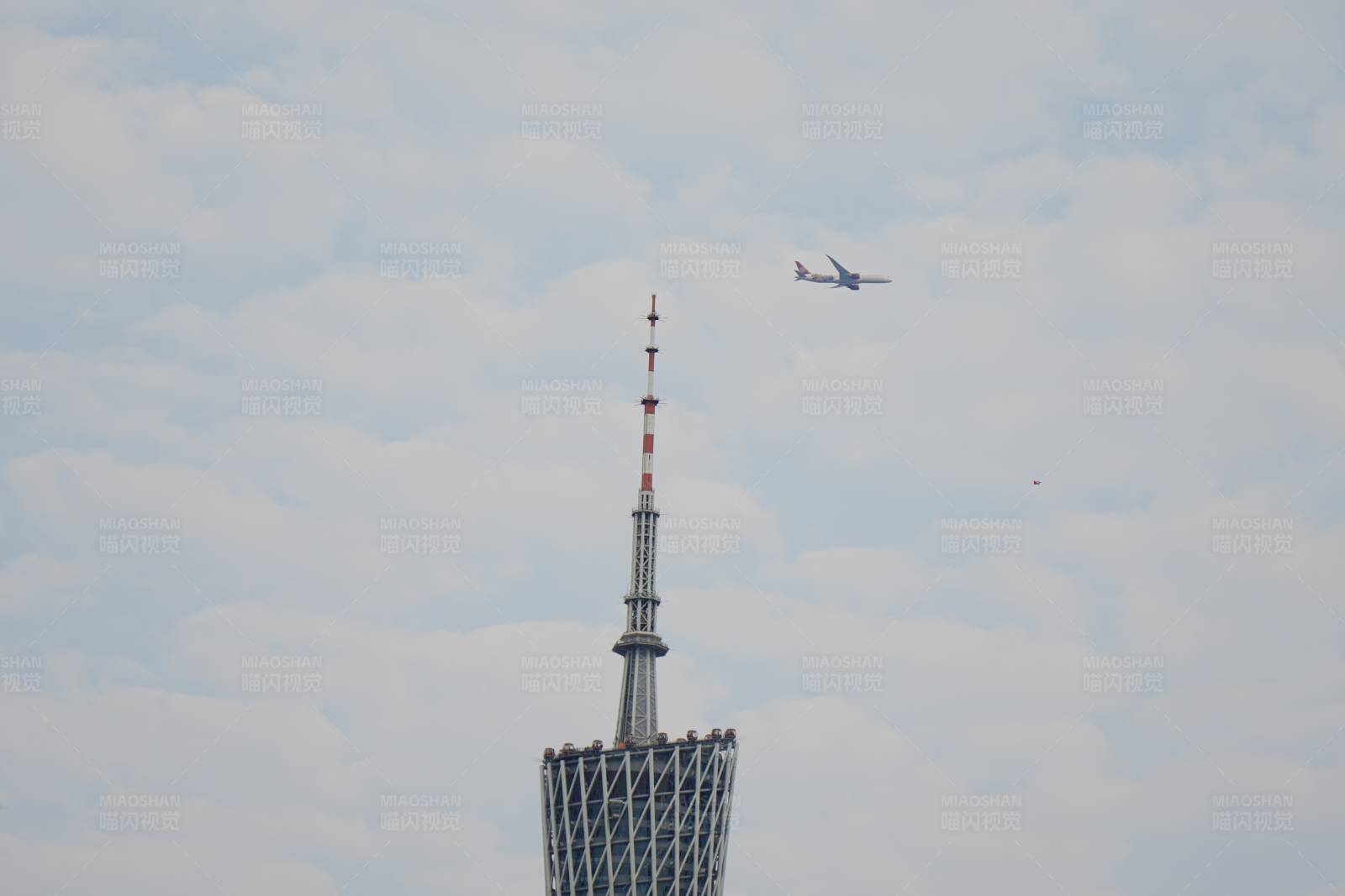 飞机飞越广州塔图片