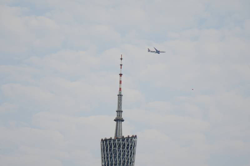 飞机飞越广州塔图片