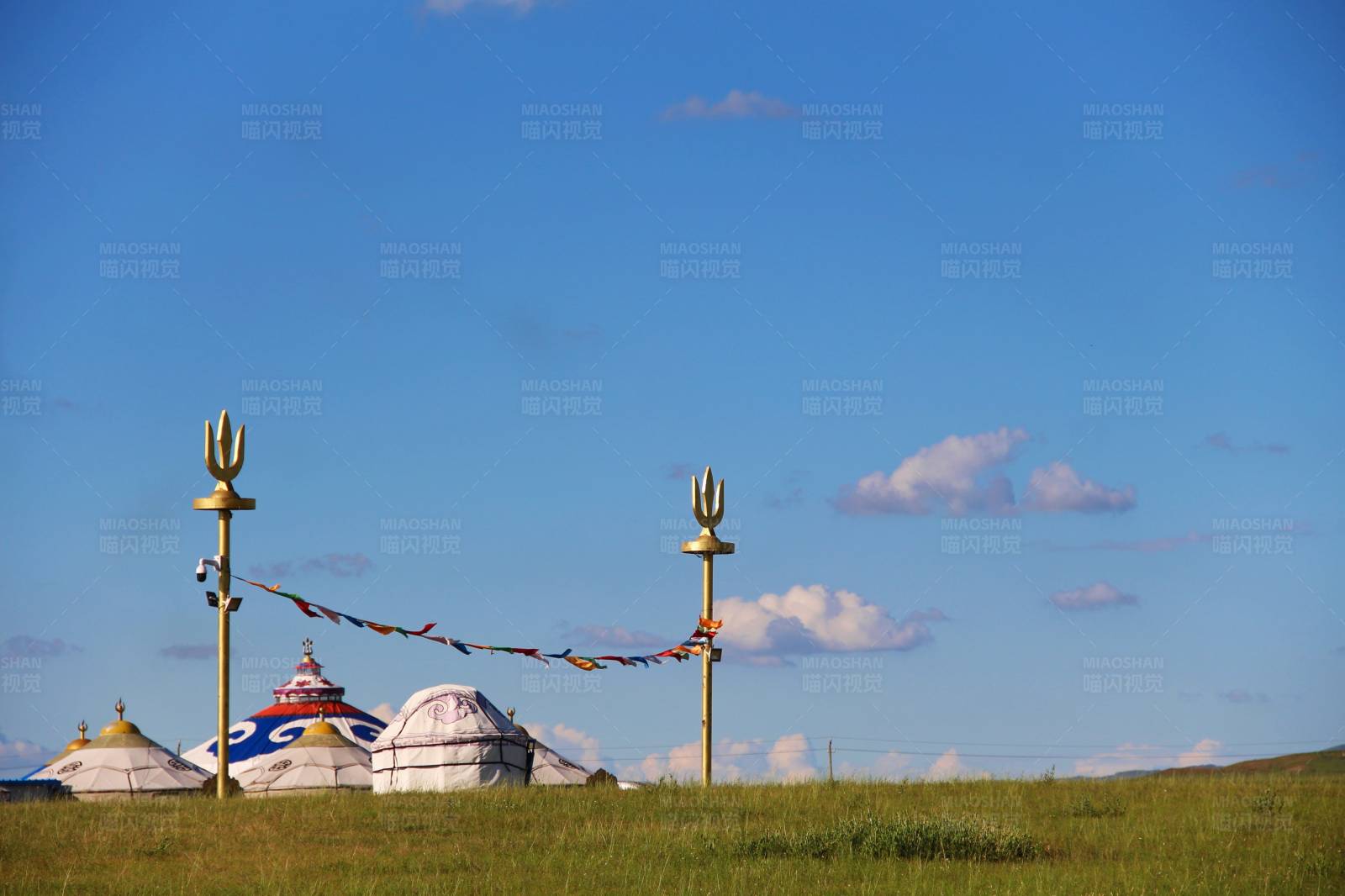 草原上的蒙古包图片