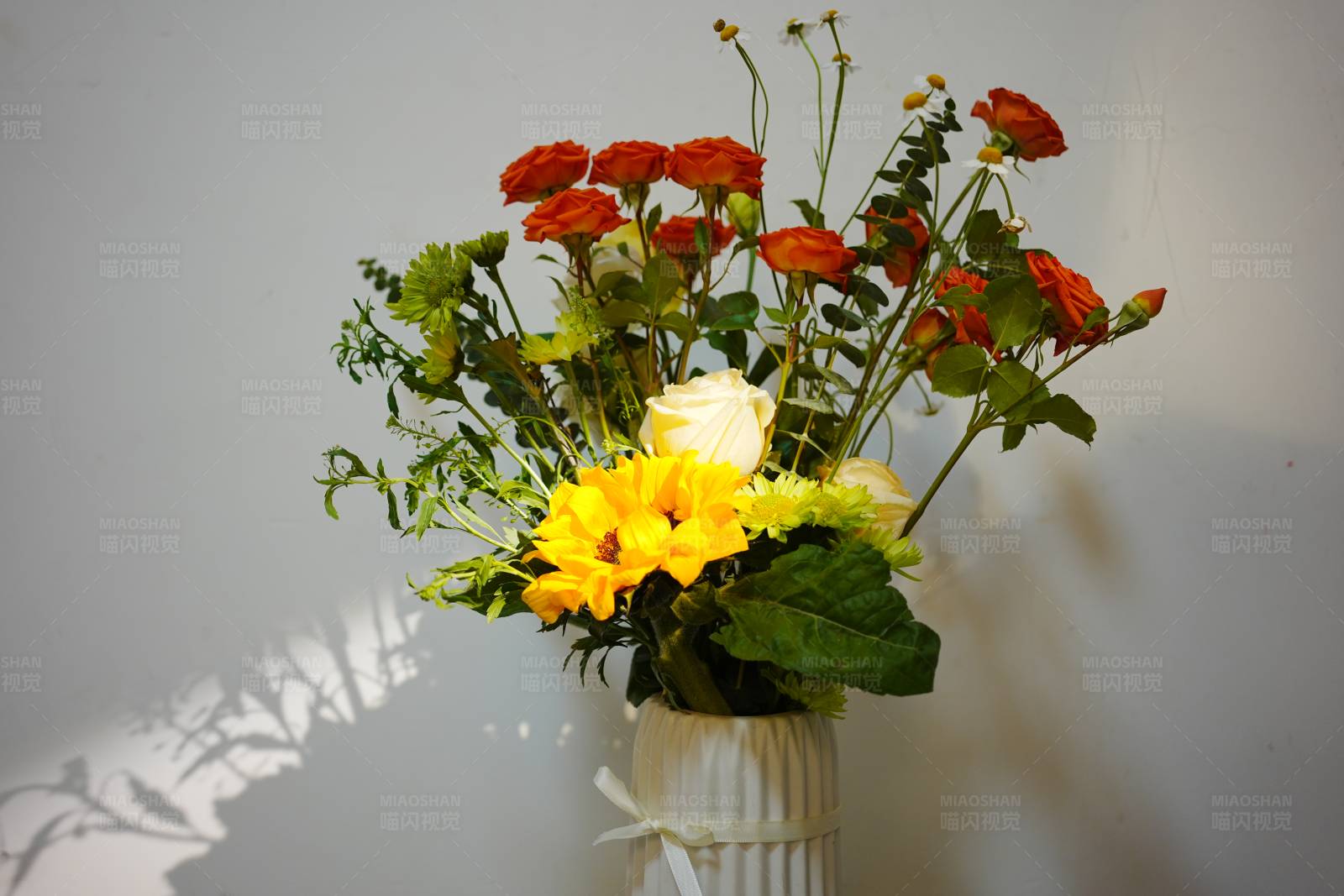 花瓶中的彩色花朵图片