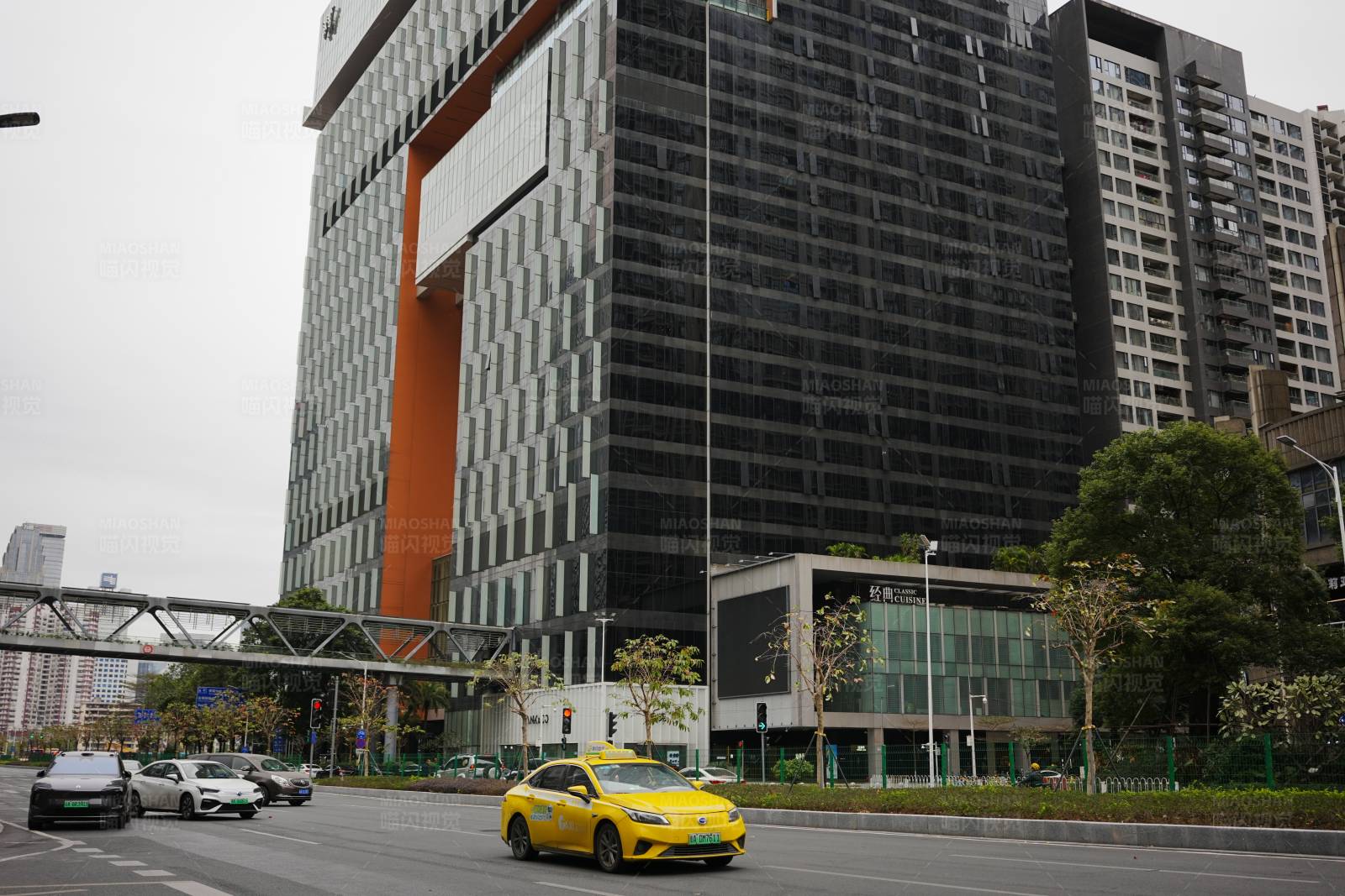 城市街景与黄色出租车图片