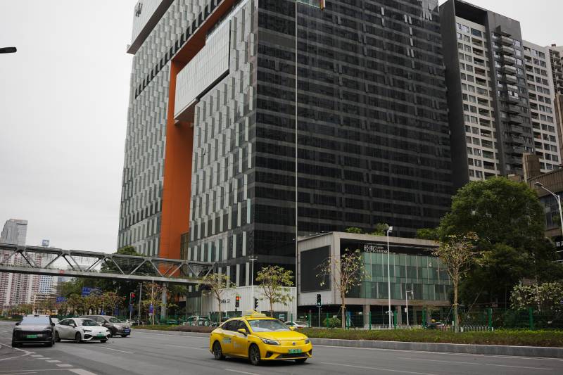 城市街景与黄色出租车图片