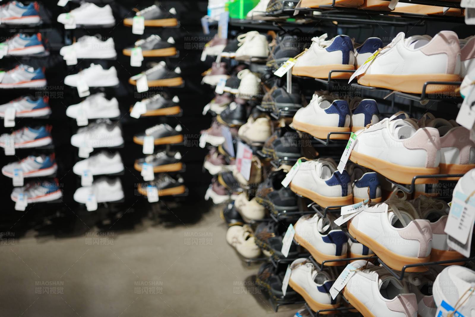 鞋店里的运动鞋展示图片