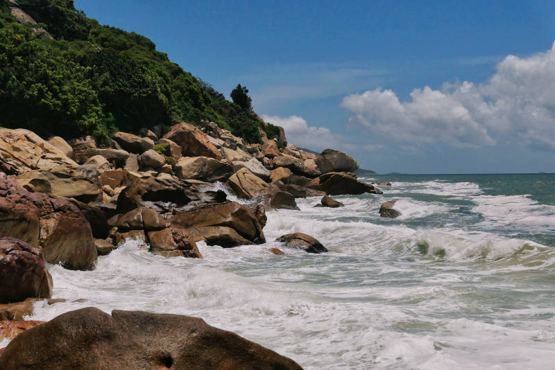 海浪拍打岩石图片