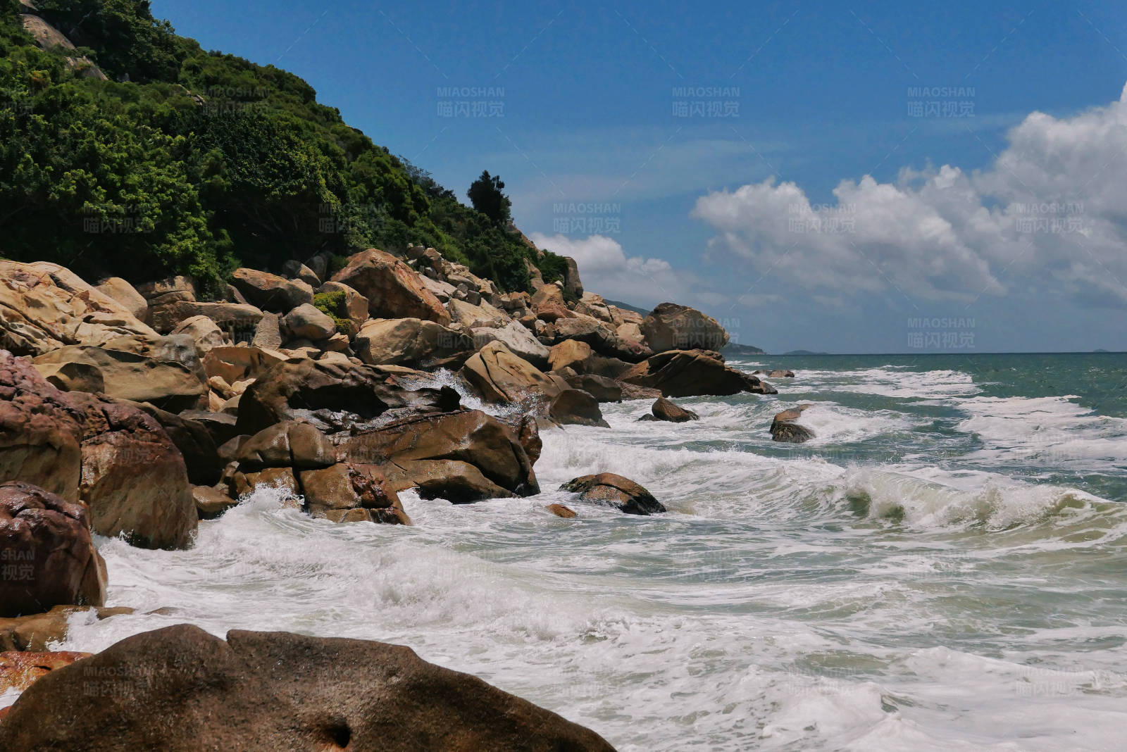海浪拍打岩石图片