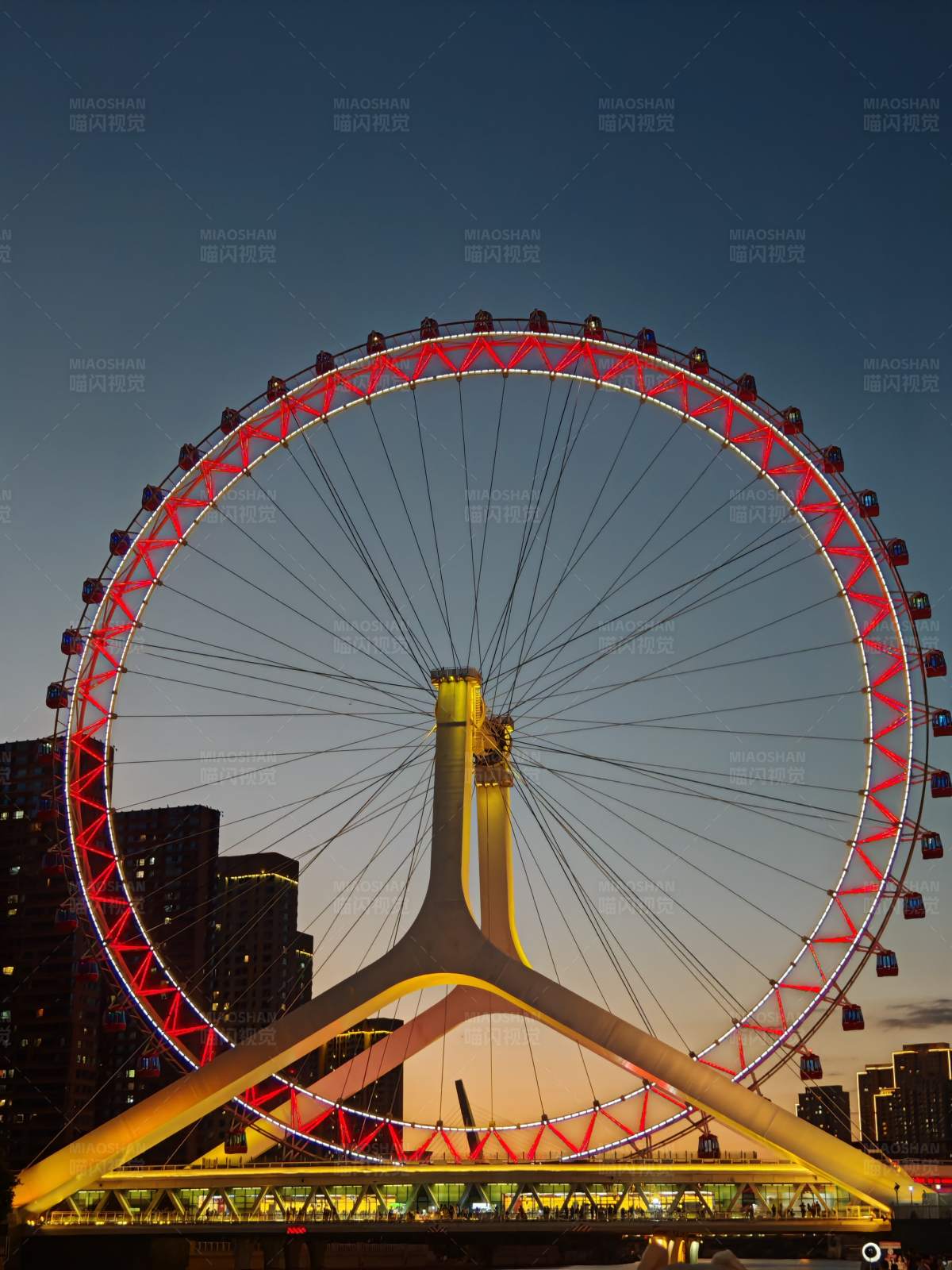 夜幕下的摩天轮图片