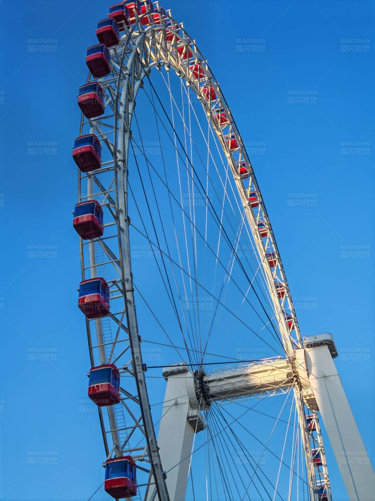 摩天轮与蓝天图片