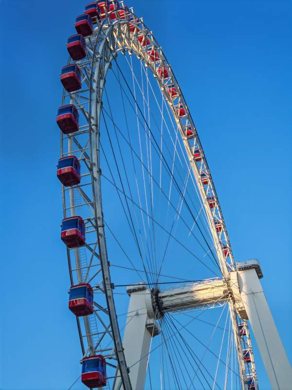 摩天轮与蓝天图片