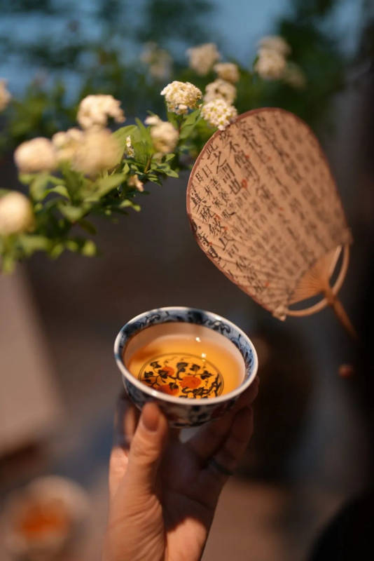 茶香扇影花间品图片