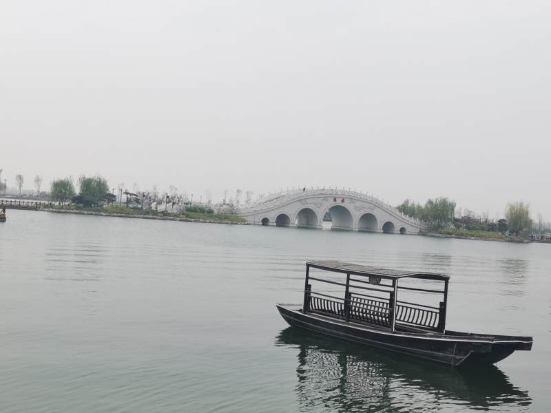 湖上小船与拱桥图片