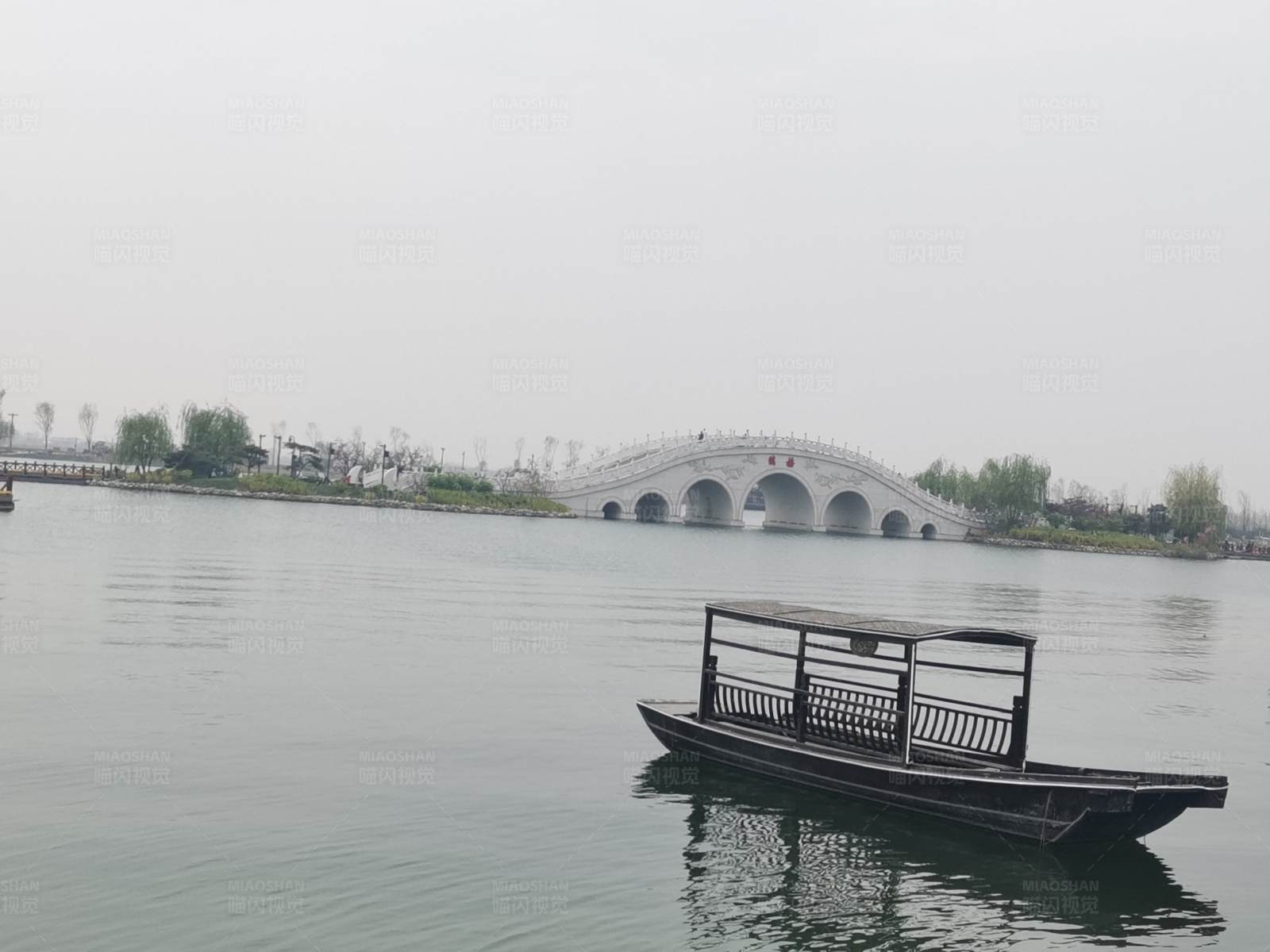 湖上小船与拱桥图片