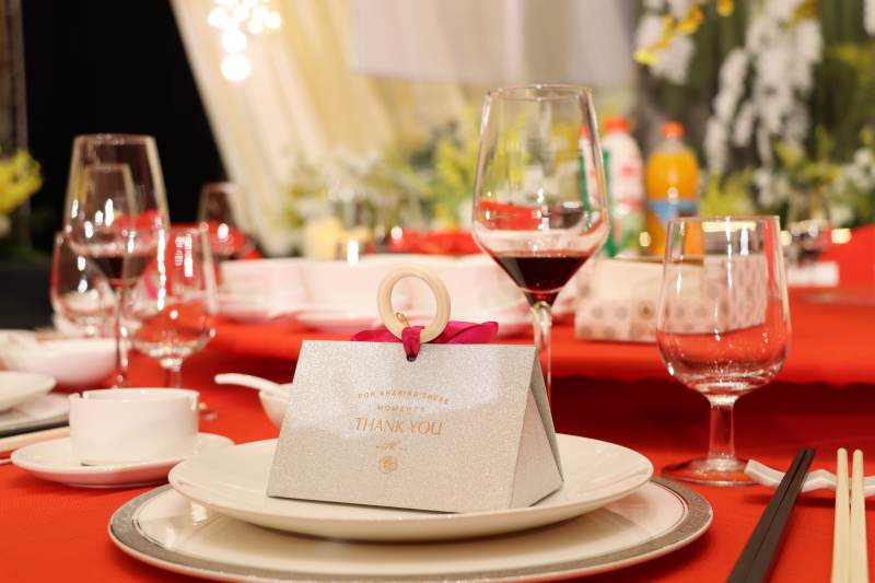 婚礼餐桌上的感谢礼图片