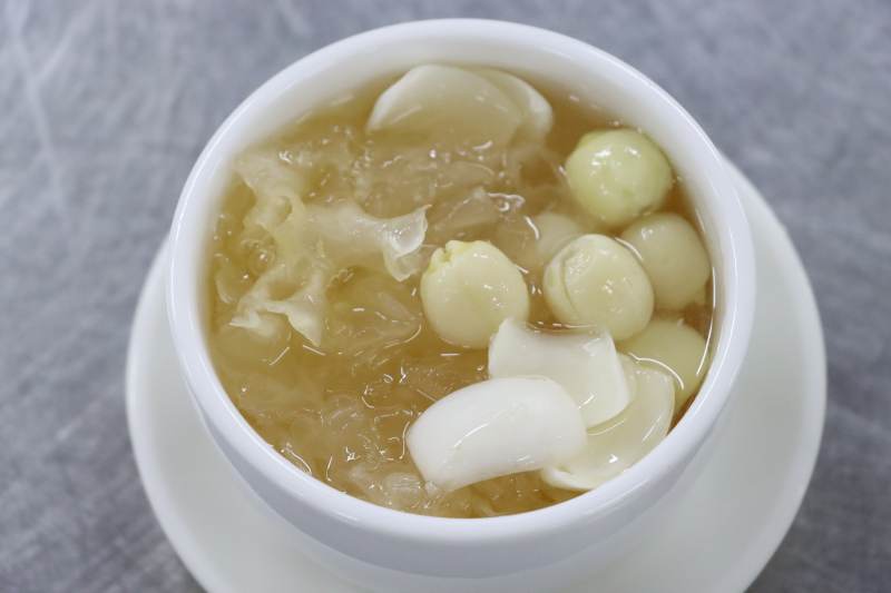 银耳莲子羹图片