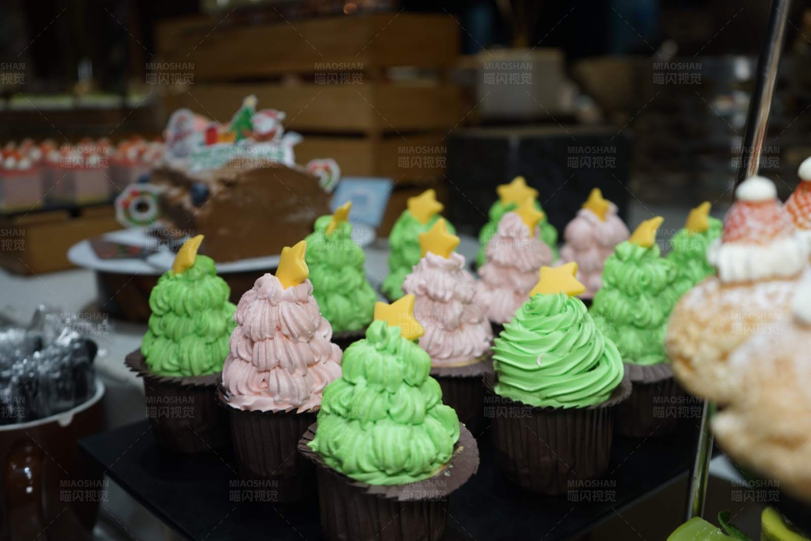 圣诞树主题纸杯蛋糕图片