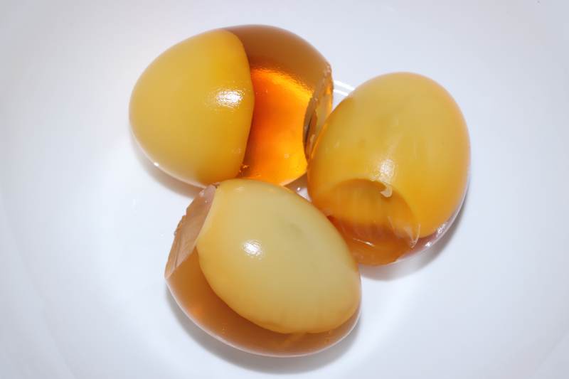 琥珀色的腌制鸡蛋图片