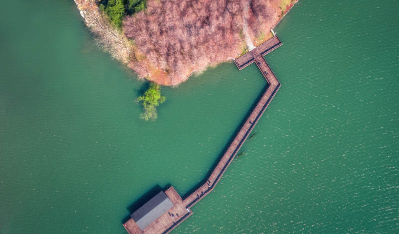 湖中栈道与小岛图片