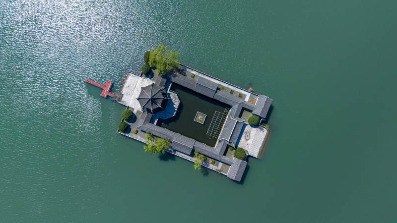 湖心岛上的古建筑图片