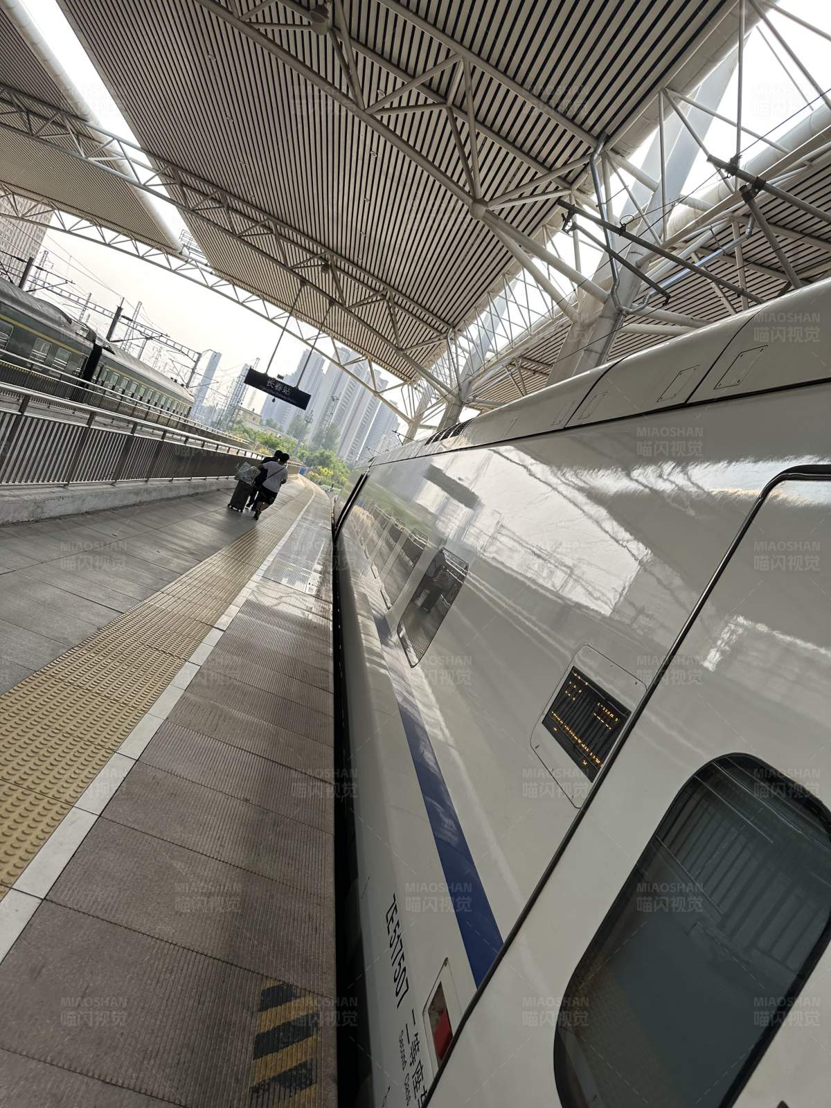 高铁车站候车场景图片