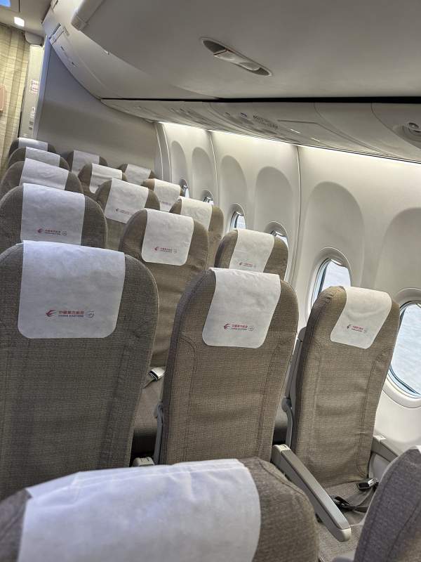 飞机经济舱座椅图片