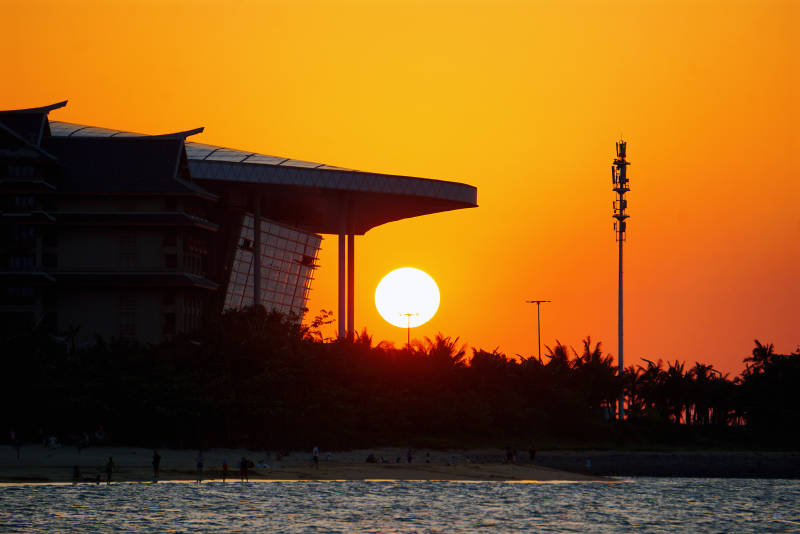 夕阳下的建筑剪影图片