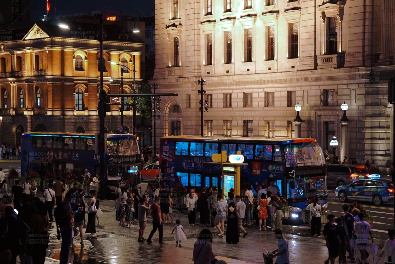 夜幕下的城市公交站图片