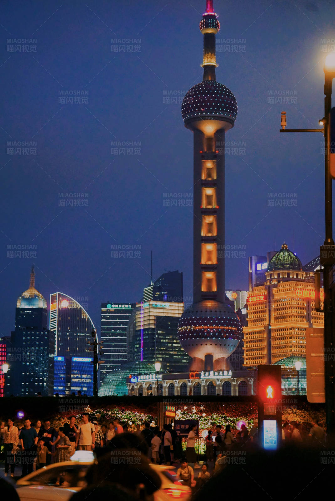 夜幕下的东方明珠塔图片