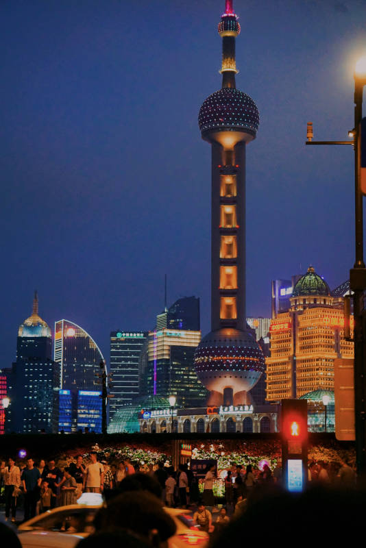夜幕下的东方明珠塔图片