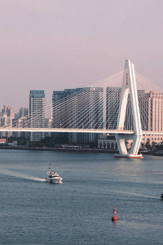 城市桥梁与游艇图片