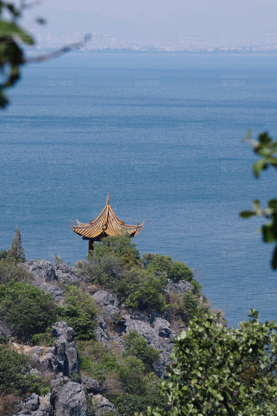湖畔金顶亭图片