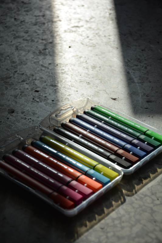 彩色笔盒与光影图片