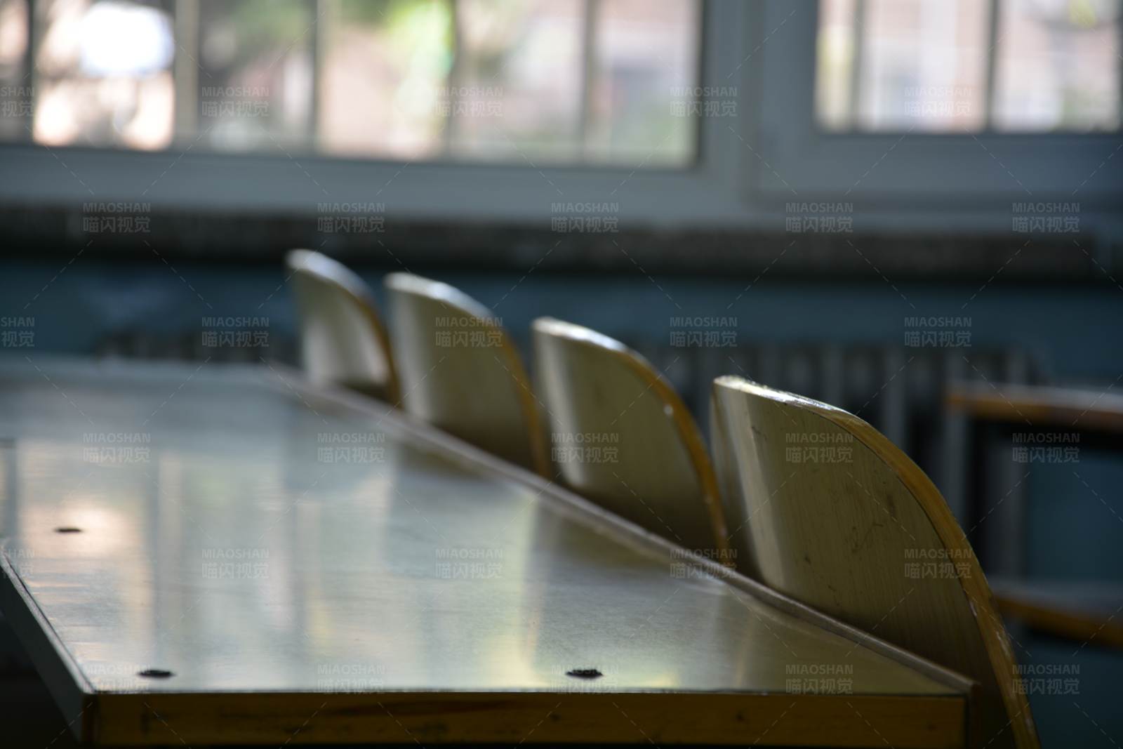 教室里的旧桌椅图片