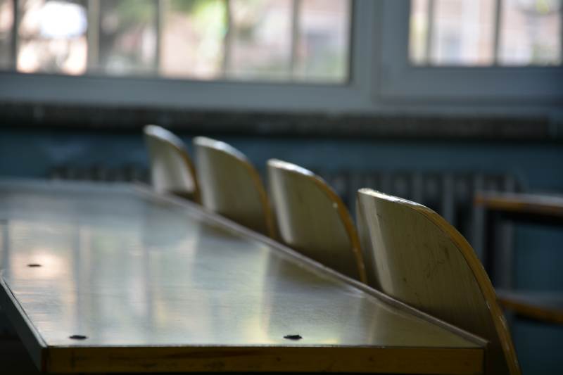 教室里的旧桌椅图片