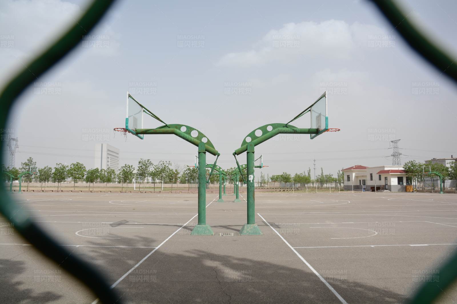 空旷的篮球场图片