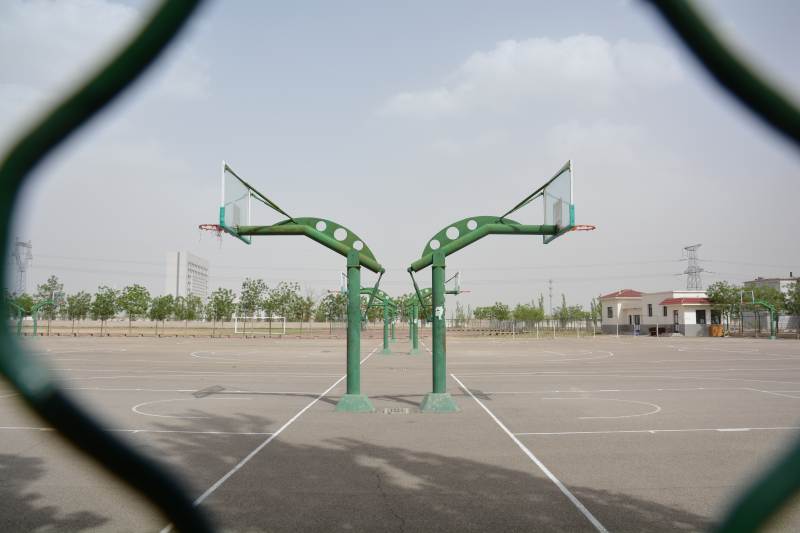 空旷的篮球场图片