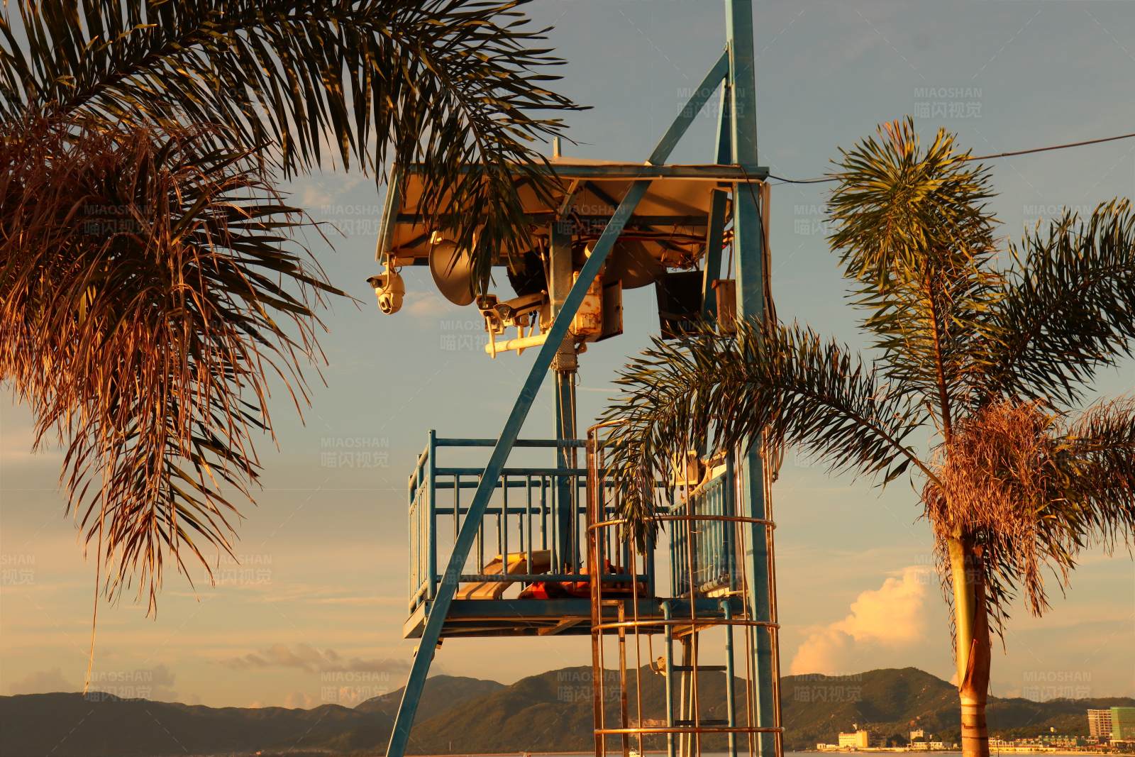 夕阳下的救生塔图片